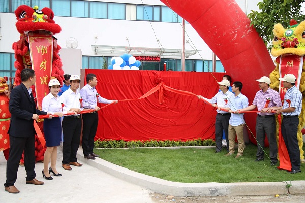 Cho thuê vải đỏ phủ bảng hiệu khai trương