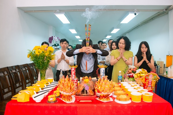 Mâm cúng lễ khai trương cửa hàng, công ty cần những gì?